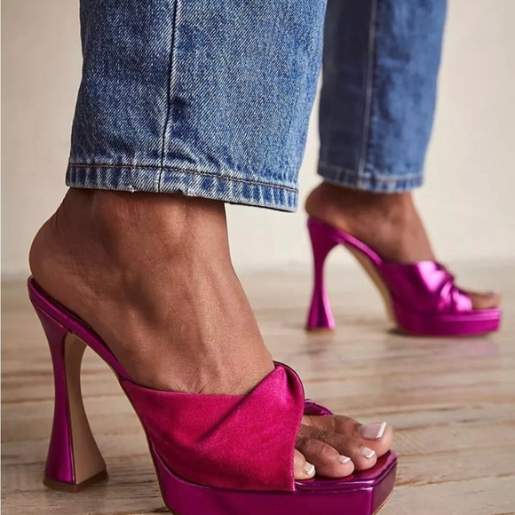 New! Jeffrey Campbell Free People
From Collection of Luna Metallic
Size 6 1/2 - Picture 3 of 10